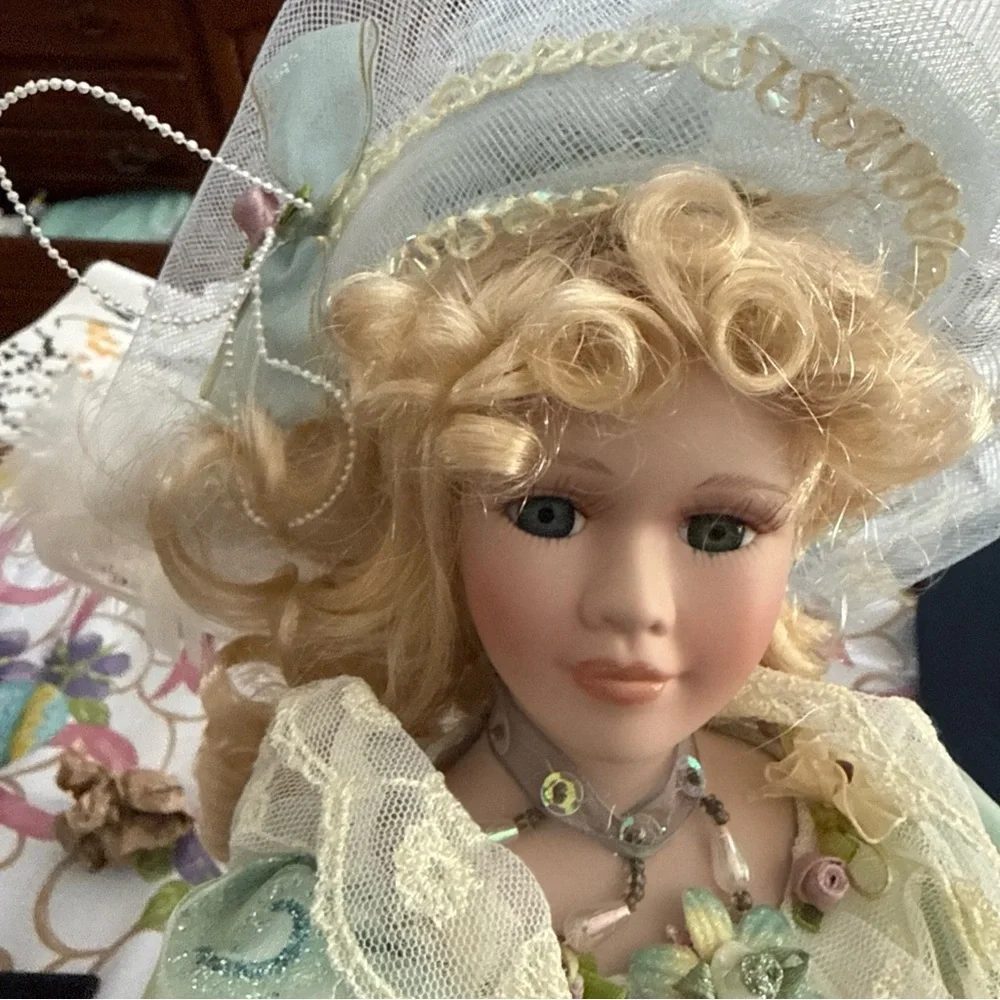 A beautiful china doll - Picture 5 of 5